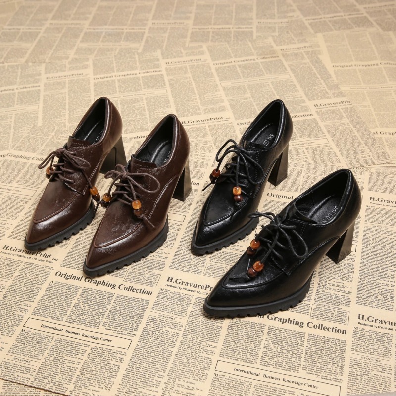 Pump Heel Block - Retro Riemchenschuhe mit tiefem Ausschnitt für