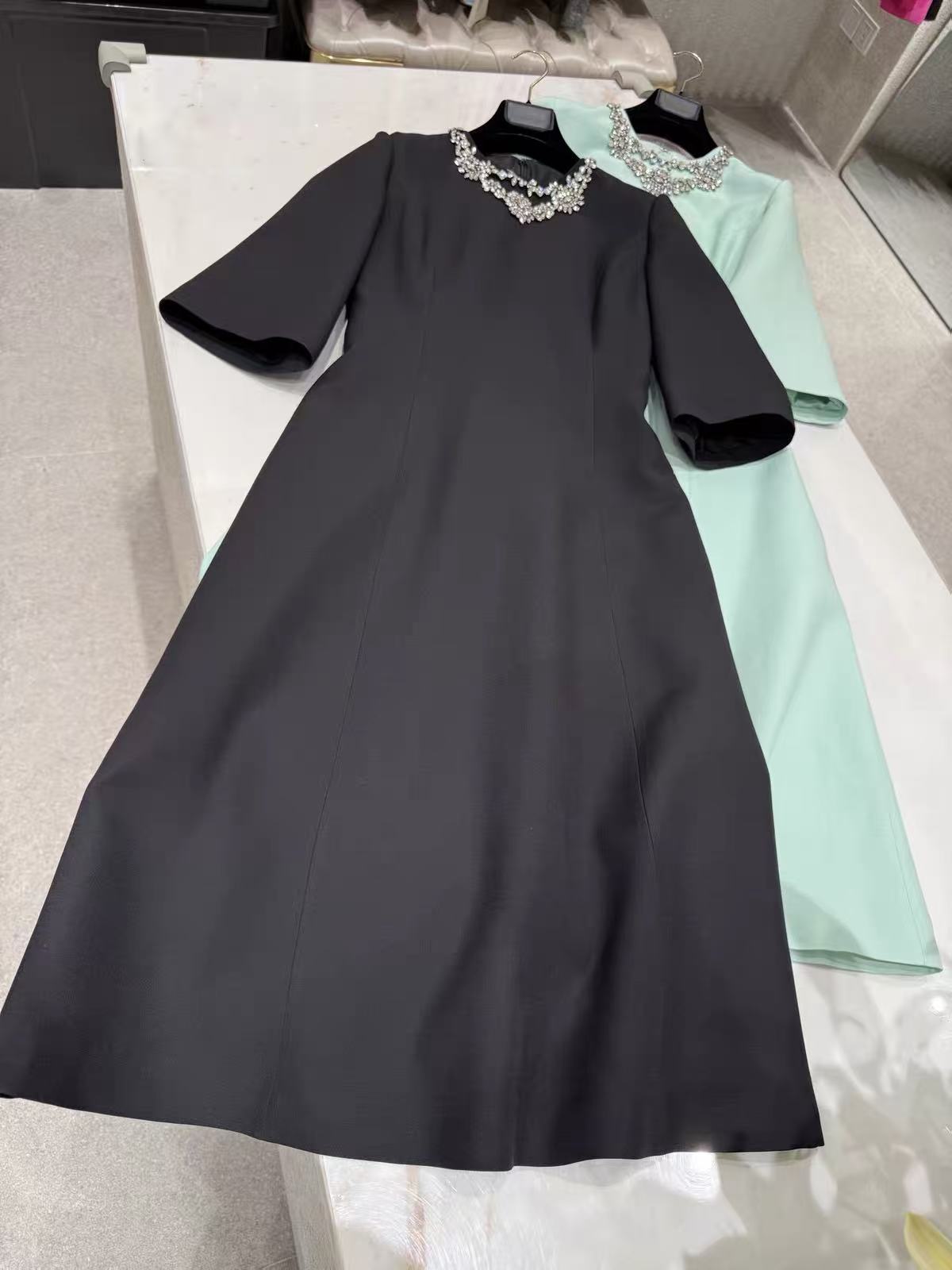 Hochwertiges Seidenwoll-Minikl – Midi Dress Bewertung und Preis